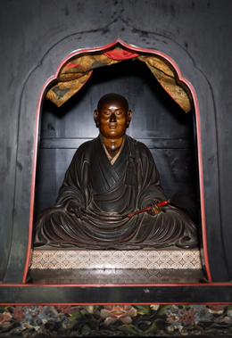 画像：西明寺本堂脇陣に祀られる明忍坐像（西明寺蔵）・無断転載厳禁