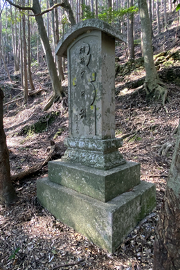 画像：対馬茅壇の明忍塔碑（右正面）©viveka 無断転載厳禁