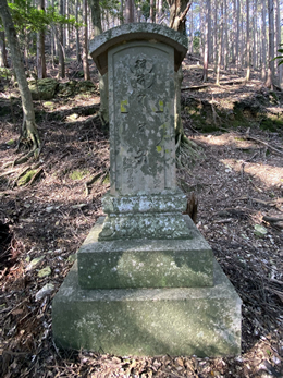 画像：対馬茅壇の明忍塔碑（正面）©viveka 無断転載厳禁