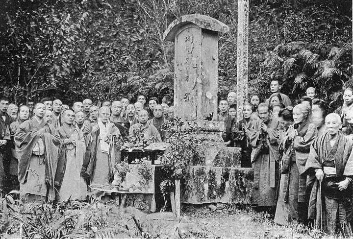 画像：明忍塔碑前に土砂加持法要を執行した釈雲照一行記念写真（©viveka 無断転載厳禁）